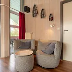 12 Personen Familienferienhaus Mit Sauna, Whirlpool, Zwei Duschen Und Toiletten, Kaminofen Und Kanu In 1. Reihe Zum Mit Wundervollem Seeblick In *