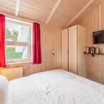12 Personen Familienferienhaus Mit Sauna, Whirlpool, Zwei Duschen Und Toiletten, Kaminofen Und Kanu In 1. Reihe Zum Mit Wundervollem Seeblick In