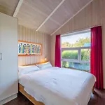 12 Personen Familienferienhaus Mit Sauna, Whirlpool, Zwei Duschen Und Toiletten, Kaminofen Und Kanu In 1. Reihe Zum Mit Wundervollem Seeblick In 別荘