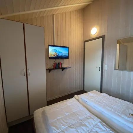 Сasa de vacaciones 12 Personen Familienferienhaus Mit Sauna, Whirlpool, Zwei Duschen Und Toiletten, Kaminofen Und Kanu In 1. Reihe Zum Mit Wundervollem Seeblick In