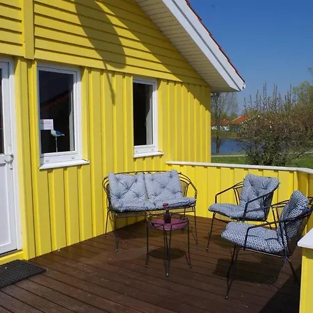 12 Personen Familienferienhaus Mit Sauna, Whirlpool, Zwei Duschen Und Toiletten, Kaminofen Und Kanu In 1. Reihe Zum Mit Wundervollem Seeblick In *