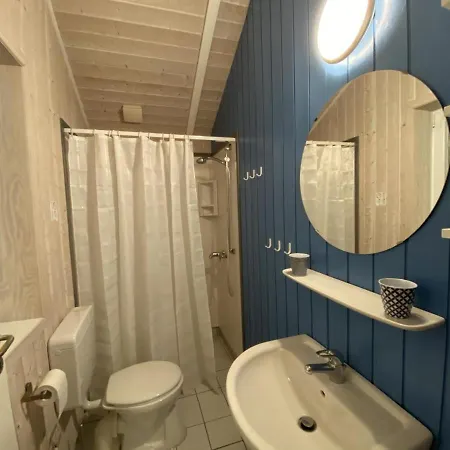 12 Personen Familienferienhaus Mit Sauna, Whirlpool, Zwei Duschen Und Toiletten, Kaminofen Und Kanu In 1. Reihe Zum Mit Wundervollem Seeblick In Сasa de vacaciones *
