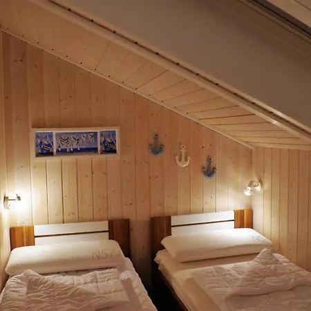 12 Personen Familienferienhaus Mit Sauna, Whirlpool, Zwei Duschen Und Toiletten, Kaminofen Und Kanu In 1. Reihe Zum Mit Wundervollem Seeblick In