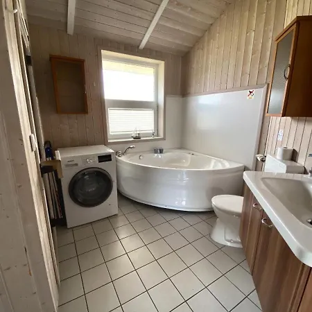 Сasa de vacaciones 12 Personen Familienferienhaus Mit Sauna, Whirlpool, Zwei Duschen Und Toiletten, Kaminofen Und Kanu In 1. Reihe Zum Mit Wundervollem Seeblick In