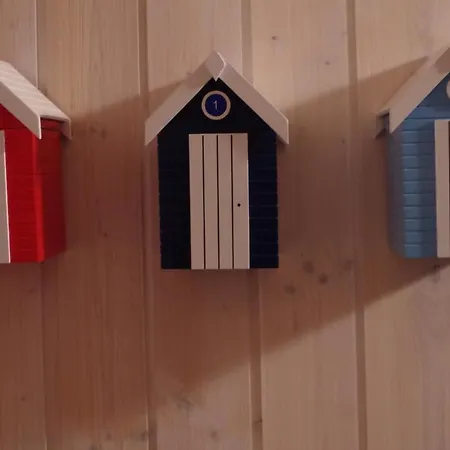 Сasa de vacaciones 12 Personen Familienferienhaus Mit Sauna, Whirlpool, Zwei Duschen Und Toiletten, Kaminofen Und Kanu In 1. Reihe Zum Mit Wundervollem Seeblick In *