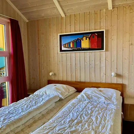 12 Personen Familienferienhaus Mit Sauna, Whirlpool, Zwei Duschen Und Toiletten, Kaminofen Und Kanu In 1. Reihe Zum Mit Wundervollem Seeblick In Сasa de vacaciones Otterndorf