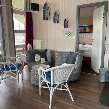 12 Personen Familienferienhaus Mit Sauna, Whirlpool, Zwei Duschen Und Toiletten, Kaminofen Und Kanu In 1. Reihe Zum Mit Wundervollem Seeblick In Сasa de vacaciones