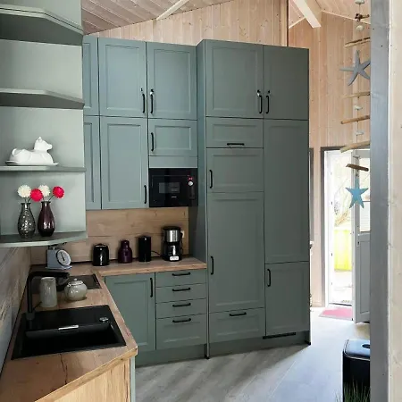 12 Personen Familienferienhaus Mit Sauna, Whirlpool, Zwei Duschen Und Toiletten, Kaminofen Und Kanu In 1. Reihe Zum Mit Wundervollem Seeblick In Сasa de vacaciones *