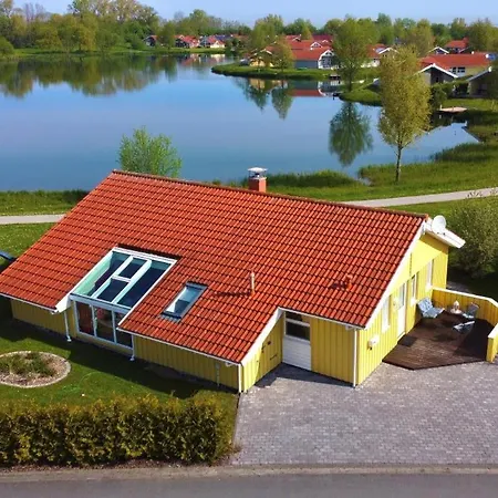 12 Personen Familienferienhaus Mit Sauna, Whirlpool, Zwei Duschen Und Toiletten, Kaminofen Und Kanu In 1. Reihe Zum Mit Wundervollem Seeblick In