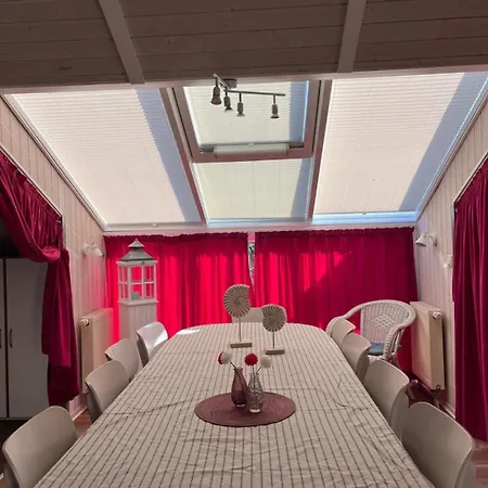 12 Personen Familienferienhaus Mit Sauna, Whirlpool, Zwei Duschen Und Toiletten, Kaminofen Und Kanu In 1. Reihe Zum Mit Wundervollem Seeblick In Otterndorf