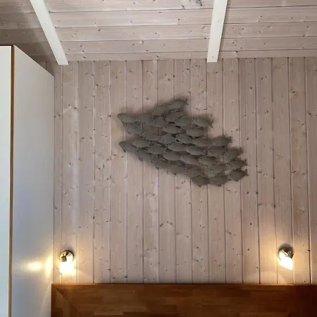 12 Personen Familienferienhaus Mit Sauna, Whirlpool, Zwei Duschen Und Toiletten, Kaminofen Und Kanu In 1. Reihe Zum Mit Wundervollem Seeblick In
