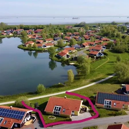 12 Personen Familienferienhaus Mit Sauna, Whirlpool, Zwei Duschen Und Toiletten, Kaminofen Und Kanu In 1. Reihe Zum Mit Wundervollem Seeblick In Сasa de vacaciones