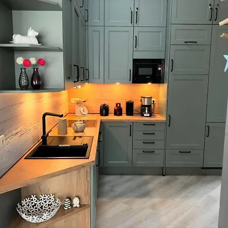 12 Personen Familienferienhaus Mit Sauna, Whirlpool, Zwei Duschen Und Toiletten, Kaminofen Und Kanu In 1. Reihe Zum Mit Wundervollem Seeblick In *