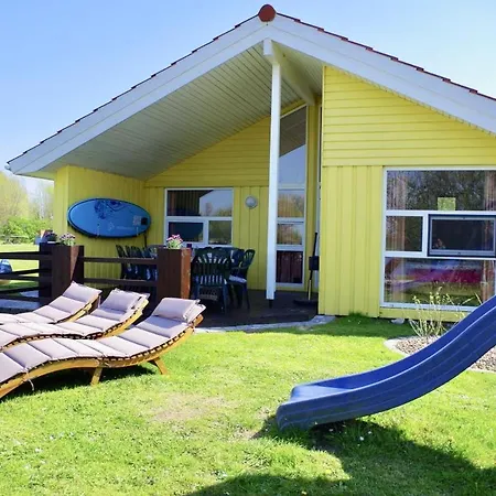 12 Personen Familienferienhaus Mit Sauna, Whirlpool, Zwei Duschen Und Toiletten, Kaminofen Und Kanu In 1. Reihe Zum Mit Wundervollem Seeblick In Сasa de vacaciones *