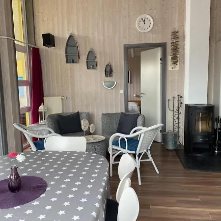12 Personen Familienferienhaus Mit Sauna, Whirlpool, Zwei Duschen Und Toiletten, Kaminofen Und Kanu In 1. Reihe Zum Mit Wundervollem Seeblick In Сasa de vacaciones