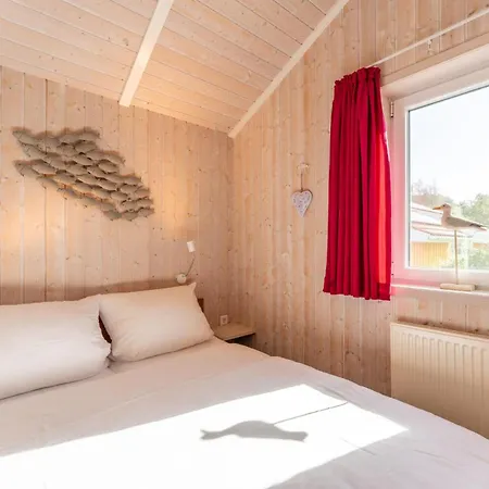 12 Personen Familienferienhaus Mit Sauna, Whirlpool, Zwei Duschen Und Toiletten, Kaminofen Und Kanu In 1. Reihe Zum Mit Wundervollem Seeblick In