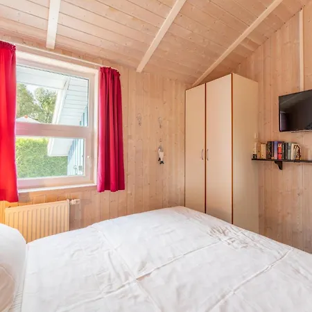 12 Personen Familienferienhaus Mit Sauna, Whirlpool, Zwei Duschen Und Toiletten, Kaminofen Und Kanu In 1. Reihe Zum Mit Wundervollem Seeblick In