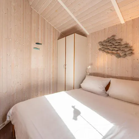 12 Personen Familienferienhaus Mit Sauna, Whirlpool, Zwei Duschen Und Toiletten, Kaminofen Und Kanu In 1. Reihe Zum Mit Wundervollem Seeblick In Prázdninový dům *