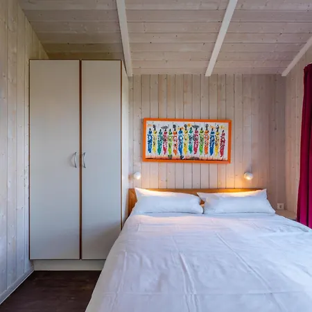 12 Personen Familienferienhaus Mit Sauna, Whirlpool, Zwei Duschen Und Toiletten, Kaminofen Und Kanu In 1. Reihe Zum Mit Wundervollem Seeblick In 펜션