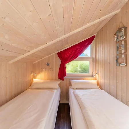 Prázdninový dům 12 Personen Familienferienhaus Mit Sauna, Whirlpool, Zwei Duschen Und Toiletten, Kaminofen Und Kanu In 1. Reihe Zum Mit Wundervollem Seeblick In *