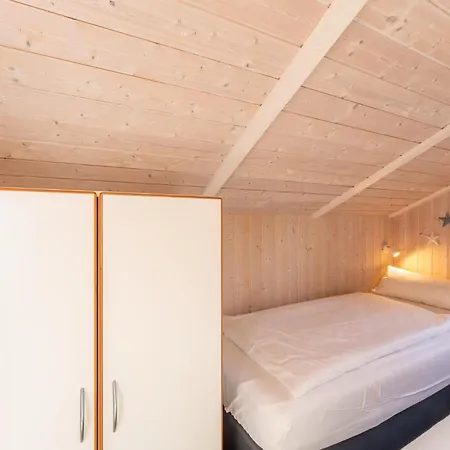 12 Personen Familienferienhaus Mit Sauna, Whirlpool, Zwei Duschen Und Toiletten, Kaminofen Und Kanu In 1. Reihe Zum Mit Wundervollem Seeblick In