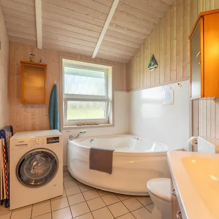 12 Personen Familienferienhaus Mit Sauna, Whirlpool, Zwei Duschen Und Toiletten, Kaminofen Und Kanu In 1. Reihe Zum Mit Wundervollem Seeblick In 펜션 *