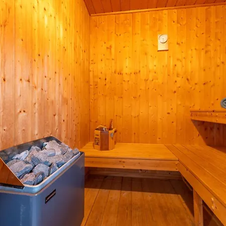 12 Personen Familienferienhaus Mit Sauna, Whirlpool, Zwei Duschen Und Toiletten, Kaminofen Und Kanu In 1. Reihe Zum Mit Wundervollem Seeblick In Prázdninový dům Otterndorf