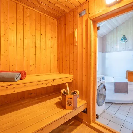 12 Personen Familienferienhaus Mit Sauna, Whirlpool, Zwei Duschen Und Toiletten, Kaminofen Und Kanu In 1. Reihe Zum Mit Wundervollem Seeblick In Prázdninový dům Otterndorf