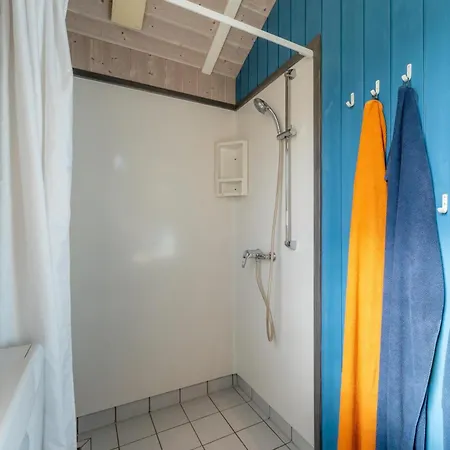12 Personen Familienferienhaus Mit Sauna, Whirlpool, Zwei Duschen Und Toiletten, Kaminofen Und Kanu In 1. Reihe Zum Mit Wundervollem Seeblick In *