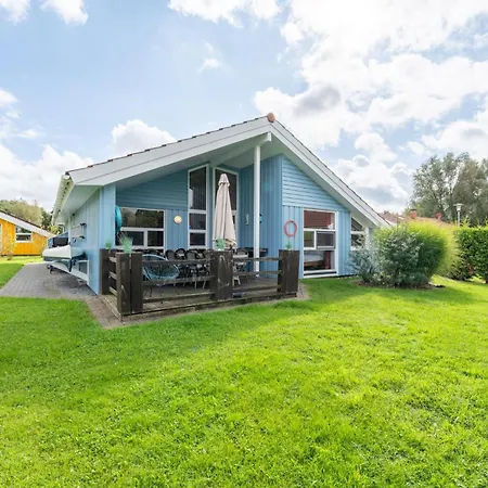 12 Personen Familienferienhaus Mit Sauna, Whirlpool, Zwei Duschen Und Toiletten, Kaminofen Und Kanu In 1. Reihe Zum Mit Wundervollem Seeblick In *