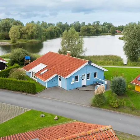 Prázdninový dům 12 Personen Familienferienhaus Mit Sauna, Whirlpool, Zwei Duschen Und Toiletten, Kaminofen Und Kanu In 1. Reihe Zum Mit Wundervollem Seeblick In *