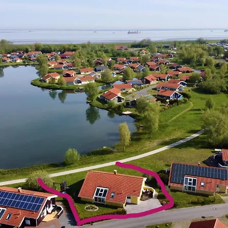 12 Personen Familienferienhaus Mit Sauna, Whirlpool, Zwei Duschen Und Toiletten, Kaminofen Und Kanu In 1. Reihe Zum Mit Wundervollem Seeblick In 펜션