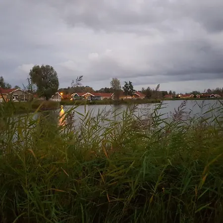 12 Personen Familienferienhaus Mit Sauna, Whirlpool, Zwei Duschen Und Toiletten, Kaminofen Und Kanu In 1. Reihe Zum Mit Wundervollem Seeblick In Prázdninový dům