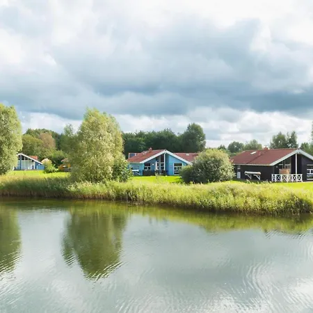 12 Personen Familienferienhaus Mit Sauna, Whirlpool, Zwei Duschen Und Toiletten, Kaminofen Und Kanu In 1. Reihe Zum Mit Wundervollem Seeblick In Prázdninový dům