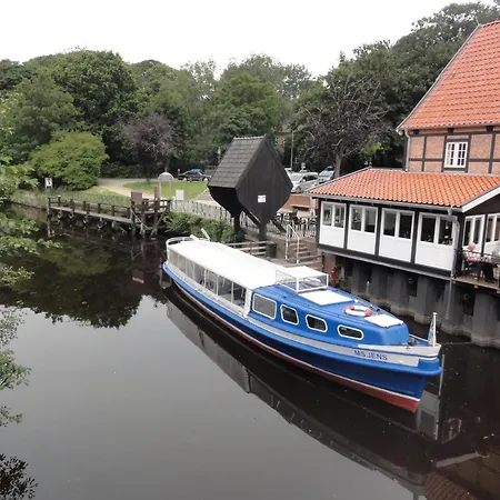 12 Personen Familienferienhaus Mit Sauna, Whirlpool, Zwei Duschen Und Toiletten, Kaminofen Und Kanu In 1. Reihe Zum Mit Wundervollem Seeblick In *