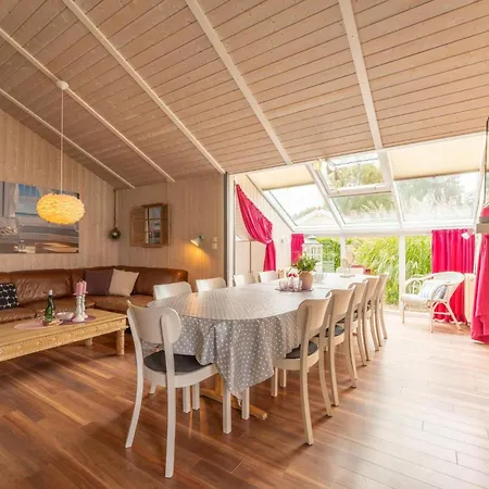 12 Personen Familienferienhaus Mit Sauna, Whirlpool, Zwei Duschen Und Toiletten, Kaminofen Und Kanu In 1. Reihe Zum Mit Wundervollem Seeblick In Otterndorf