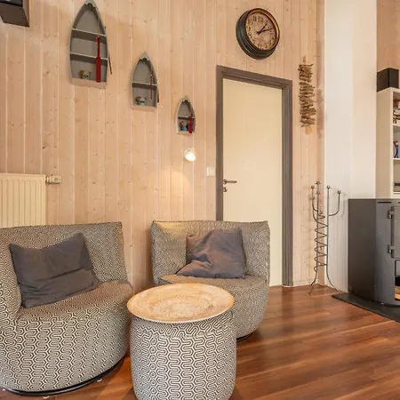 12 Personen Familienferienhaus Mit Sauna, Whirlpool, Zwei Duschen Und Toiletten, Kaminofen Und Kanu In 1. Reihe Zum Mit Wundervollem Seeblick In Prázdninový dům