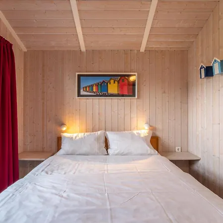 12 Personen Familienferienhaus Mit Sauna, Whirlpool, Zwei Duschen Und Toiletten, Kaminofen Und Kanu In 1. Reihe Zum Mit Wundervollem Seeblick In