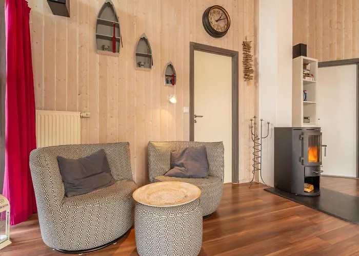 12 Personen Familienferienhaus Mit Sauna, Whirlpool, Zwei Duschen Und Toiletten, Kaminofen Und Kanu In 1. Reihe Zum Mit Wundervollem Seeblick In Дом отдыха