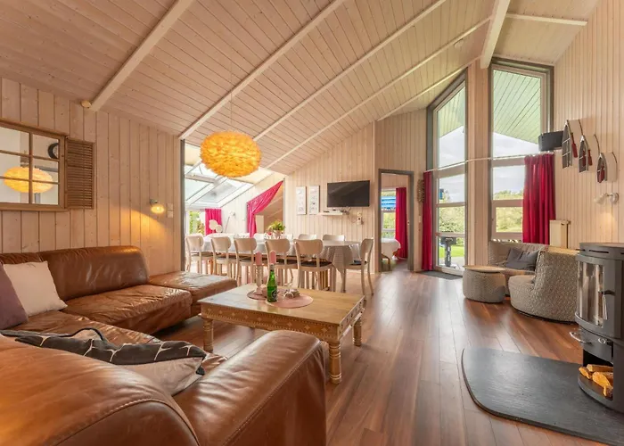 12 Personen Familienferienhaus Mit Sauna, Whirlpool, Zwei Duschen Und Toiletten, Kaminofen Und Kanu In 1. Reihe Zum Mit Wundervollem Seeblick In *