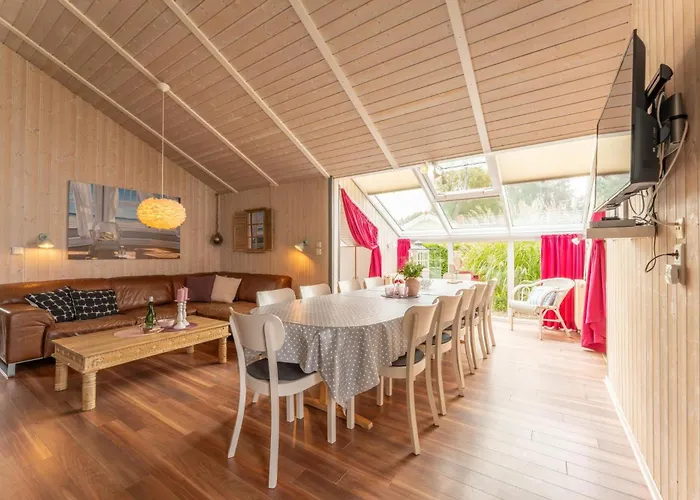 12 Personen Familienferienhaus Mit Sauna, Whirlpool, Zwei Duschen Und Toiletten, Kaminofen Und Kanu In 1. Reihe Zum Mit Wundervollem Seeblick In Дом отдыха *