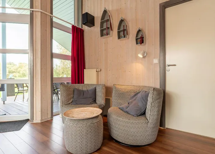 12 Personen Familienferienhaus Mit Sauna, Whirlpool, Zwei Duschen Und Toiletten, Kaminofen Und Kanu In 1. Reihe Zum Mit Wundervollem Seeblick In *