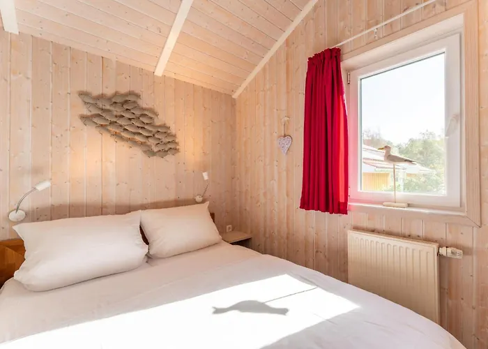 12 Personen Familienferienhaus Mit Sauna, Whirlpool, Zwei Duschen Und Toiletten, Kaminofen Und Kanu In 1. Reihe Zum Mit Wundervollem Seeblick In