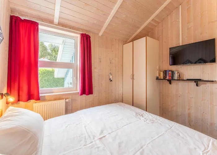 12 Personen Familienferienhaus Mit Sauna, Whirlpool, Zwei Duschen Und Toiletten, Kaminofen Und Kanu In 1. Reihe Zum Mit Wundervollem Seeblick In