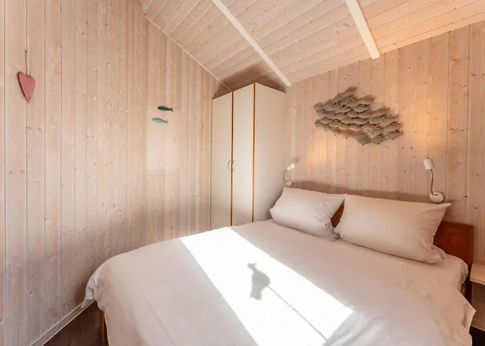 12 Personen Familienferienhaus Mit Sauna, Whirlpool, Zwei Duschen Und Toiletten, Kaminofen Und Kanu In 1. Reihe Zum Mit Wundervollem Seeblick In Дом отдыха *