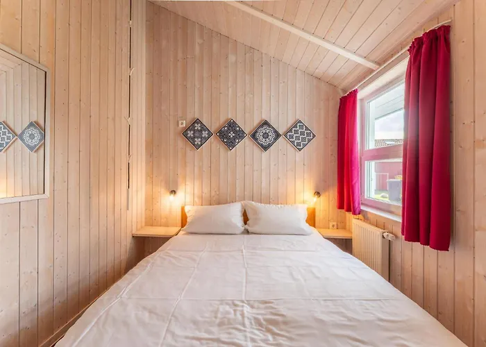 12 Personen Familienferienhaus Mit Sauna, Whirlpool, Zwei Duschen Und Toiletten, Kaminofen Und Kanu In 1. Reihe Zum Mit Wundervollem Seeblick In Оттерндорф