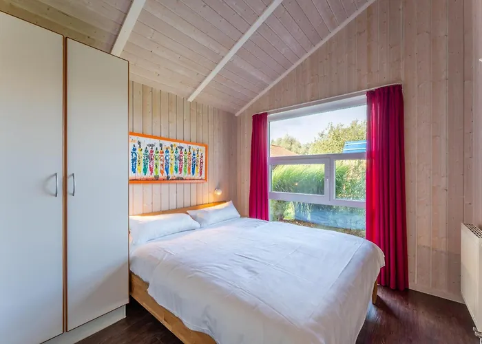 12 Personen Familienferienhaus Mit Sauna, Whirlpool, Zwei Duschen Und Toiletten, Kaminofen Und Kanu In 1. Reihe Zum Mit Wundervollem Seeblick In Дом отдыха