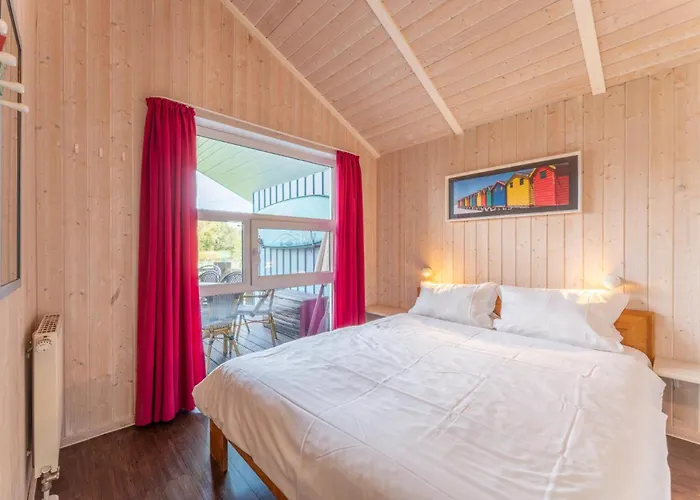 12 Personen Familienferienhaus Mit Sauna, Whirlpool, Zwei Duschen Und Toiletten, Kaminofen Und Kanu In 1. Reihe Zum Mit Wundervollem Seeblick In Оттерндорф