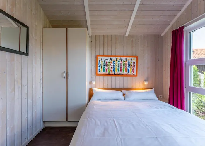 12 Personen Familienferienhaus Mit Sauna, Whirlpool, Zwei Duschen Und Toiletten, Kaminofen Und Kanu In 1. Reihe Zum Mit Wundervollem Seeblick In Дом отдыха