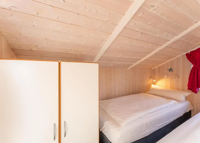 12 Personen Familienferienhaus Mit Sauna, Whirlpool, Zwei Duschen Und Toiletten, Kaminofen Und Kanu In 1. Reihe Zum Mit Wundervollem Seeblick In